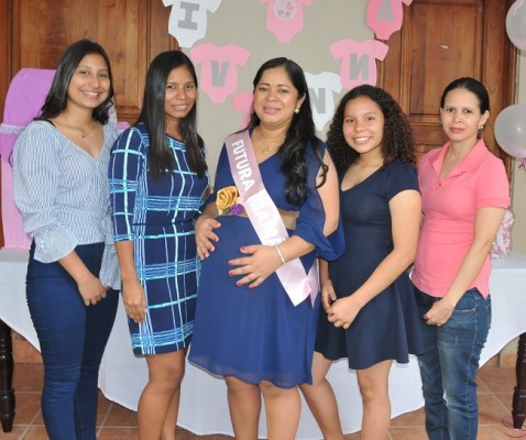 Jeisy Godoy, Doris Godoy, Ana Julia, Andrea Díaz y Lorena Ávila