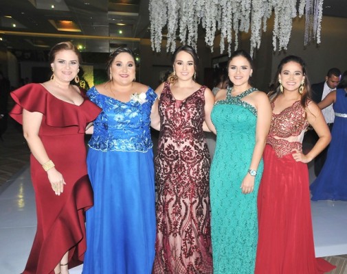 Jennifer Robles, Karla López, Gloria López, Claudia Robles y Fanny Robles