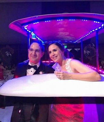 Jorge y Ana abordaron la divertida "Shooter Machine" para continuar disfrutando de su gran noche de bodas.