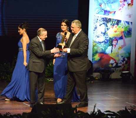 Juan Bendeck, director general de Teleprogreso y creador de los Premios Identidad, entregó su trofeo al doctor Enrique Paz Cerrato