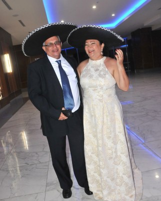 Juan José y Marta de Caraccioli lucieron sus sombreros "charros" para Farah La Revista.