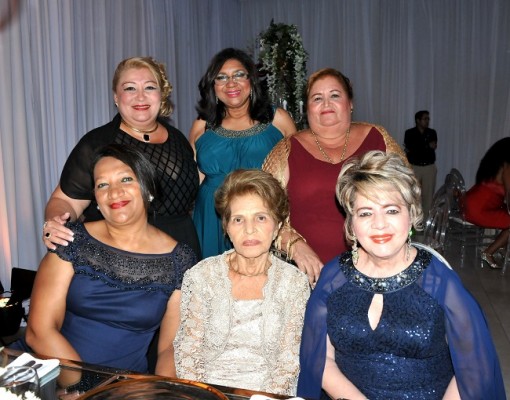 Judith Pagoaga, Silvia Sánchez, Miriam Agurcia, Carmen Arriola de Pagoaga, Elvira Martínez y Dayse Martínez