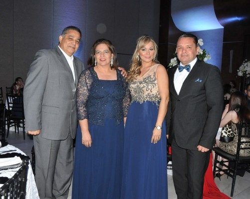 Junio y Diana Osegueda, con Ada Ferrera y Carlos Zúniga