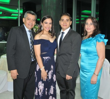 Kimberlyn Ulloa y David Orellana, junto a sus padres, Plutarco Orellana y Elibenia Gómez de Orellana