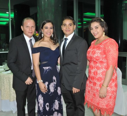 Kimberlyn Ulloa y David Orellana, junto a sus testigos de boda, Rony Hernández y Scarleth Girón