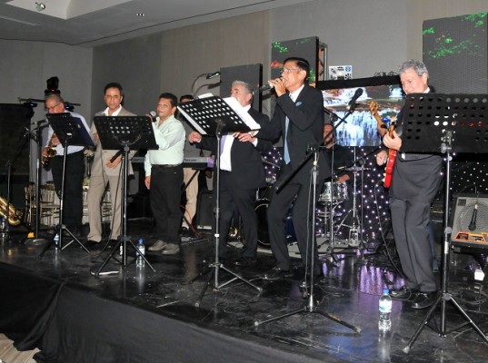 La banda Los Clasicos, encabezada por el padre del novio, Roberto Torres, durante su presentación especial en la boda Torres Hernández