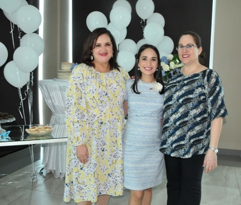 La futura mamá muy bien acompañada por la abuela materna de su bebé, Ileana Rodríguez de Soto y la abuela paterna, Ela de Ronen