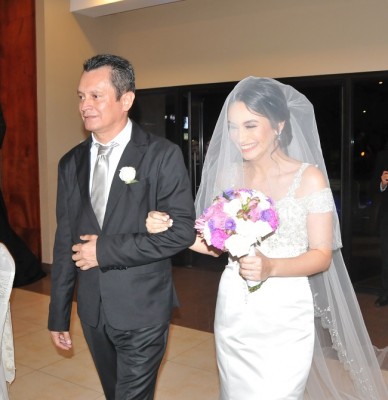 La novia ingresó al recinto nupcial del brazo de su orgulloso padre, Luis Martínez