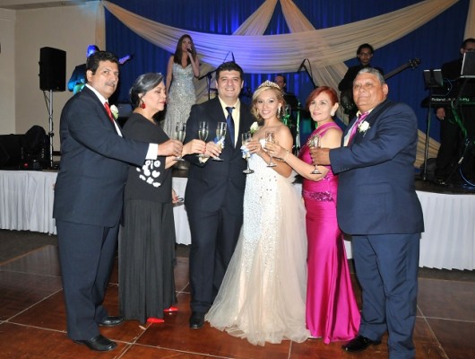 Las familias Funez y Erazo brindaron por la felicidad de los novios