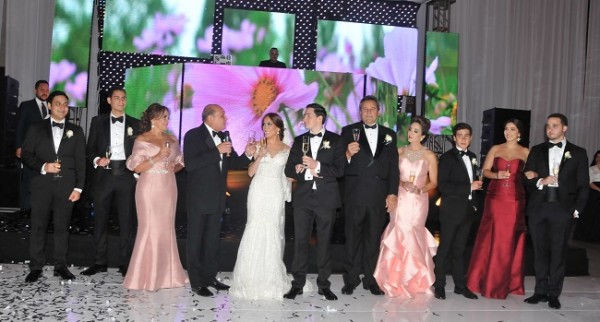 Las familias Panting Barrose y López Sikaffy, brindaron por la felicidad de la joven pareja de enamorados