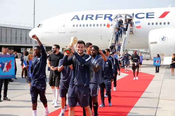 El recibimiento de los campeón del mundo a su llegada a Francia (+ fotos)