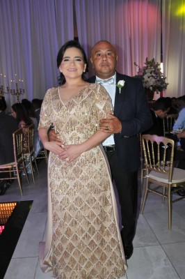Los padres de la novia: Evelyn Cruz y Hugo García