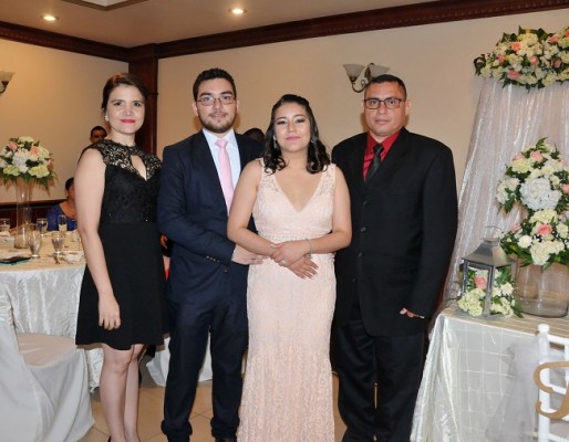 Los recien casados, acompañados de los padres del novio, Ethel Carolina Jeréz y Julio Ramón Molina.