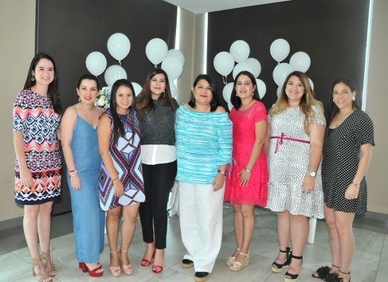 Luisa Theresin, Nora Bueso, Daniela Alvarado, Regina Tomé, Claudia de López, Valeria Rodríguez y Daniela Prieto.
