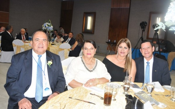 Manuel Pineda, Rosa María de Pineda, Iliana y Mario Vargas.