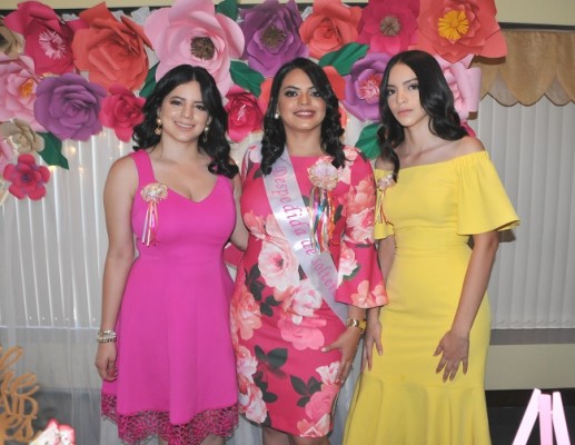Mariely Amaya junto a sus hermanas, Victoria y Carolina AMaya