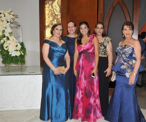 Martha de Araujo, Jackie Yuja, Marcela Araujo, Sandra Yuja y Vivian Giacoman