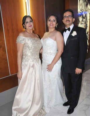 María Fernanda Naranjo Moncada, con sus padres, Carlos Enrique Naranjo y Rosa María de Naranjo