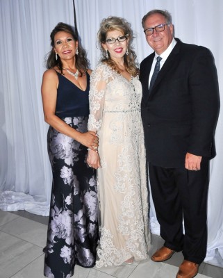 Mita Lambe, la madre de la novia, Ana Romelia Vindel y Rosty Lambe