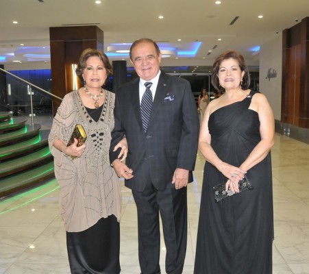 Nena y Alberto Díaz Lobo con Elenita de Larios