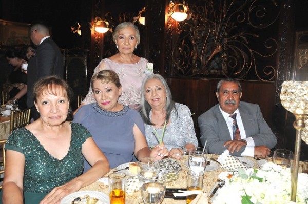 Nilda Valladares, Loyda Valladares, Osiris Lara, Eunice Melgar y Omar Melgar.