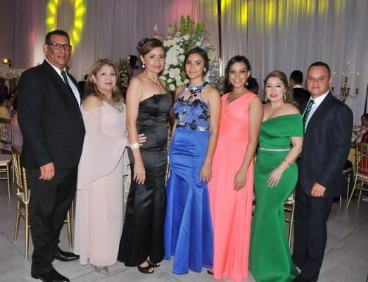 Noel y Marcia de Pineda, Loida Venegas, Daiky Laínez, Cesia Laínez, Dilia y Juan José Santos.