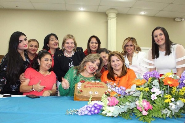 Este grupo de Periodistas están celebrando de todo un poco...