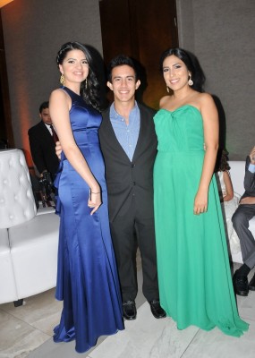 Stephanie Vallecillo, Sergio Torres y Linda Martínez
