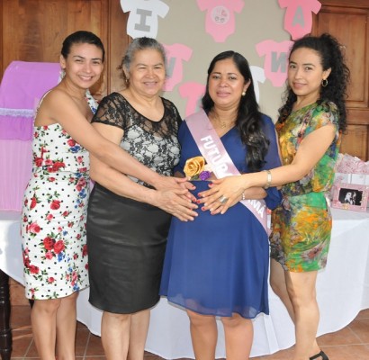 Yeny Maldonado, la abuela paterna Leonor Contreras, Ana Julia y Angela Maldonado.