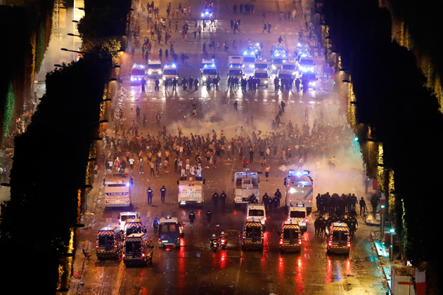 Disturbios y destrozos en Francia empañan la celebración del título Mundial de fútbol