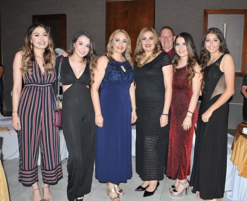 Alejandra y Gabriela Carbajal Raucher, Karla Raucher, Arlene Raucher, Luis Carlos Laguardia, Valeria Carbajal Raucher y Marcela ......