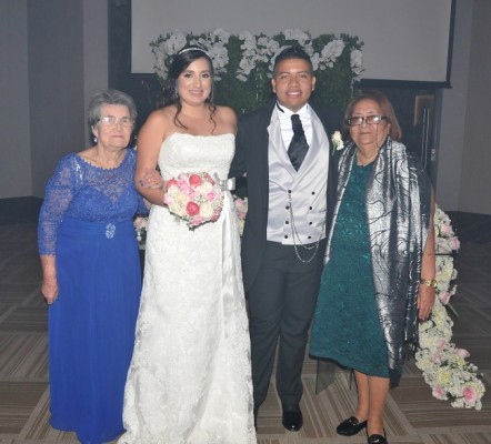 Andrea Gómez junto a su abuela María Perdomo y Misael Mejía con su abuela Ángela Caballero.