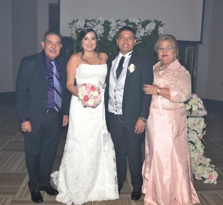 Andrea Gómez y Misael Mejía junto a sus padres, Mario Mejía y Lury de Mejía