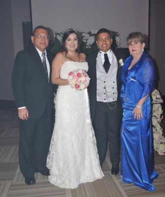Andrea Gómez y Misael Mejía junto a sus padrinos de boda, Carlos Enrique Castro y Gennie Kattán, padrinos de bodas.