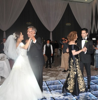 Arlene María bailó con su padre, Carlos Imendia, mientras que Ricardo lo hizo con su madre, doña Sarita Saad de Rivera