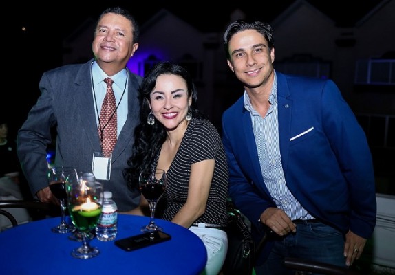 Armando Flores, Alejandra Castillo y Luis Ponce.