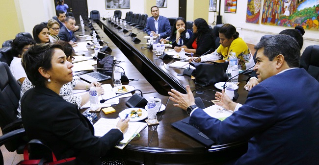 Presidente Hernández conoce visión de Red de Mujeres y acciones que las beneficien