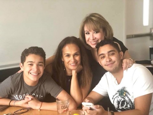 Berenice y Patricia Salinas con sus hijos