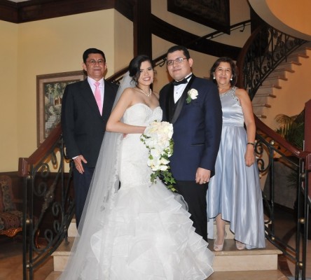 Bianca Fernández y Miguel Solis junto a sus padrinos de boda, Audelio Díaz y Maribel Reyes.