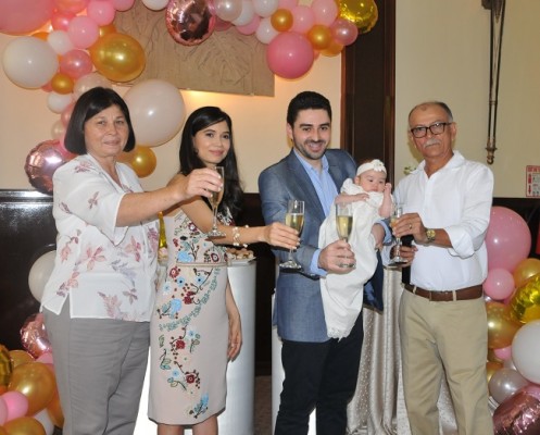 Carmen Elisa Peña y Ricardo Batista de Queiroz con su bebé Elisa María y los abuelos maternos, Pompilio Peña y Thelma de Peña, brindaron por el futuro y la salud de Elisa María en su bautizo.