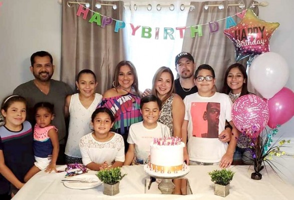 Celebrando el cumpleaños de Marielos Gutierrez en familia
