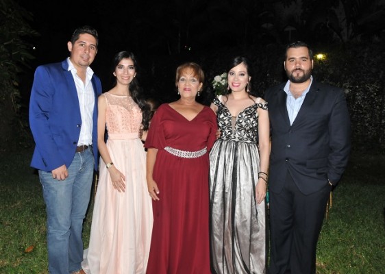 Celso Nolasco, Kristy Matute, Maribel Munguia, Ileana Recarte y Noel Recarte