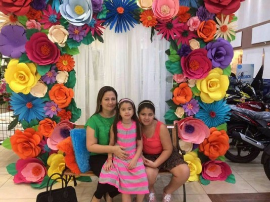 Clara Cindy de Matute con sus hijas de cumple