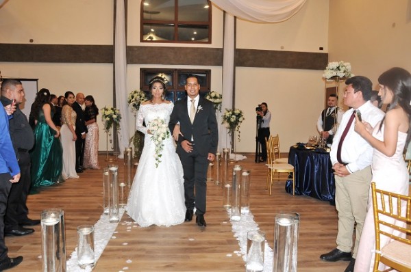 Mercy y Darío, caminaron al altar entre velas y petalos de rosas ¡hermoso!