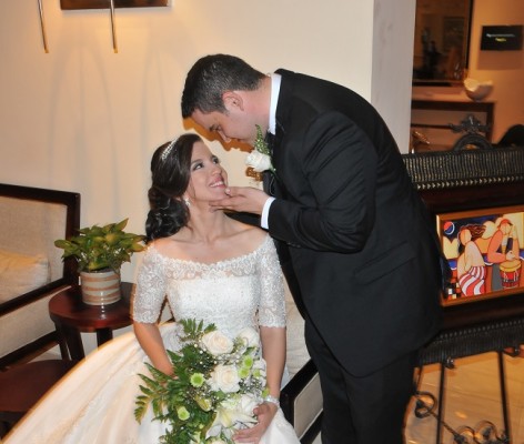 Esta pareja de enamorados compartieron miradas de complicidad en su mágica noche de bodas.