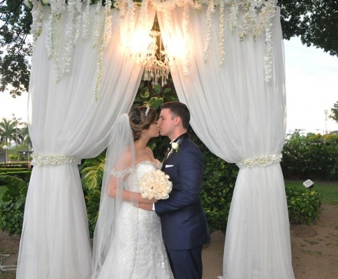 Kelly Ventura y Joseph Knur fundieron sus corazones en un beso de amor eterno.