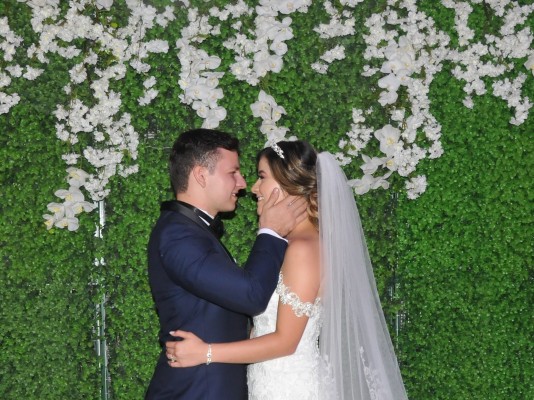 Luego de conocerse hace 5 años, tres años y medio de romántico noviazgo bastaron para que Joseph y Kelly concretaran su relación en el altar.