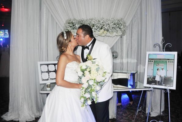 Reyna y su esposo Danilo, sellaron su promesa de amor con un apasionado beso.