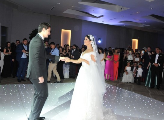 Roberto Ferrufino y Gabriela Alvarado comparten su primera melodía como esposos.