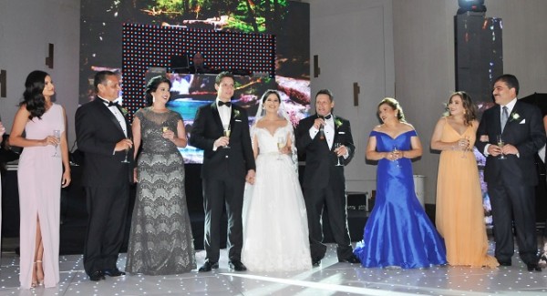 La hermana del novio y sus padres, junto a Roberto Ferrufino y Gabriela Alvarado, Carlos y Elvia Alvarado y los padrinos de boda, Elenita y Jorge Faraj.